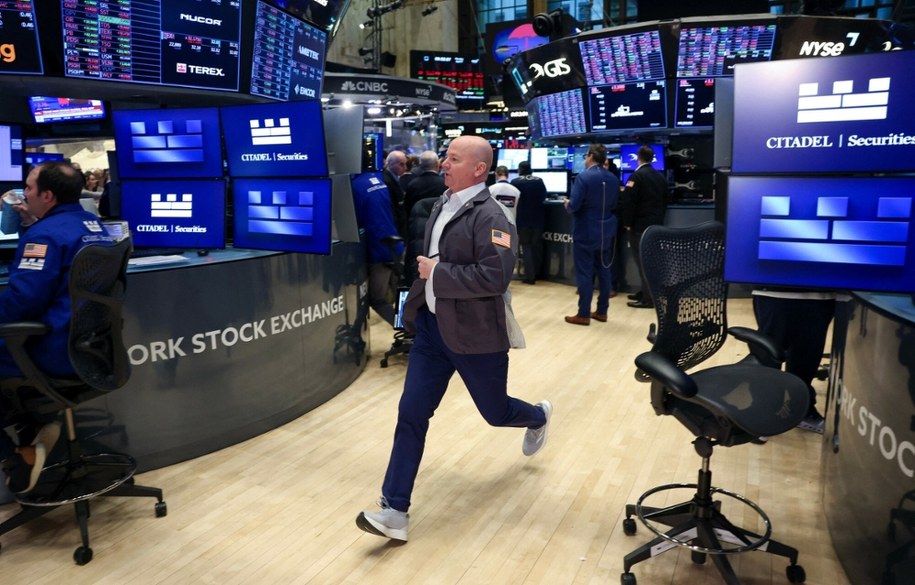 Poniedziałkowe poruszenie na Wall Street /TIMOTHY A. CLARY /AFP/EAST NEWS
