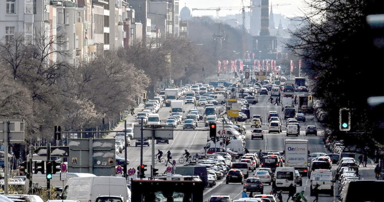 Poniedziałkowy poranek w Berlinie. Ruch drogowy nie został sparaliżowany /PAP/EPA