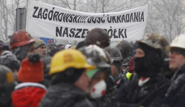 Poniedziałkowy protest górników przed JSW /Andrzej Grygiel /PAP