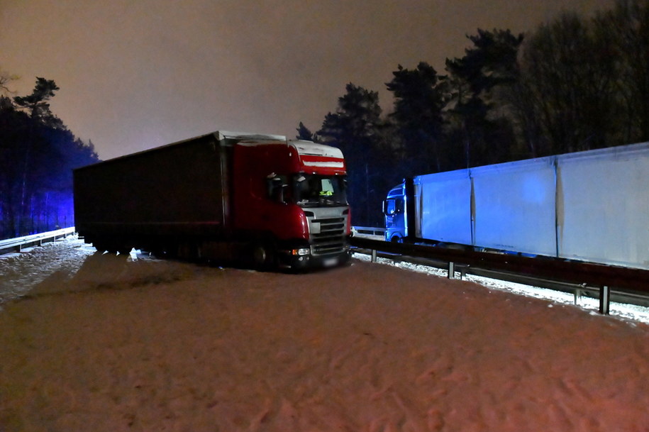 Poniedziałkowy wypadek na A6, gdzie zderzyło się 10 pojazdów / 	Marcin Bielecki    /PAP