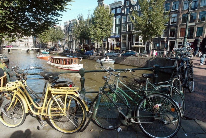 Ponieważ rowerów w Amsterdamie jest dużo, mieszkańcy pozostawiają je gdzie tylko się da /MARKKU ULANDER /East News