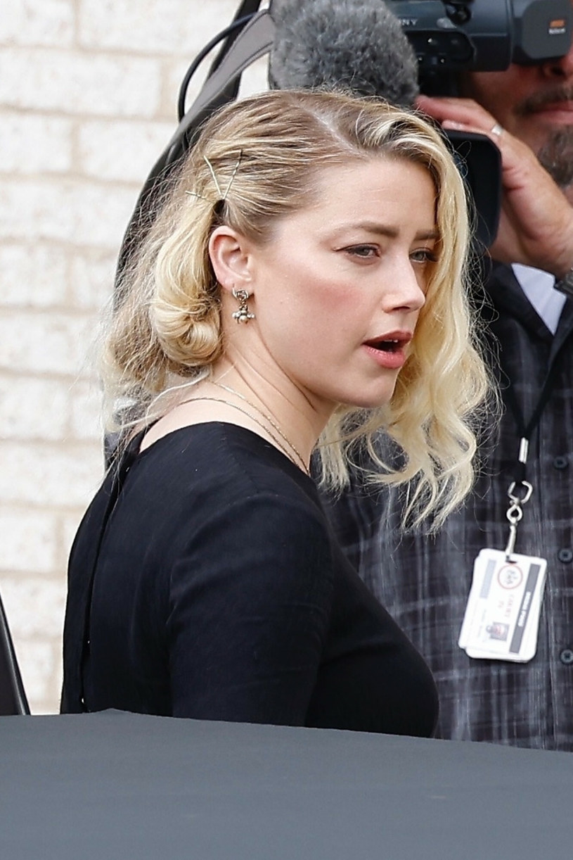 Poniżona Amber Heard opuściła sąd /East News