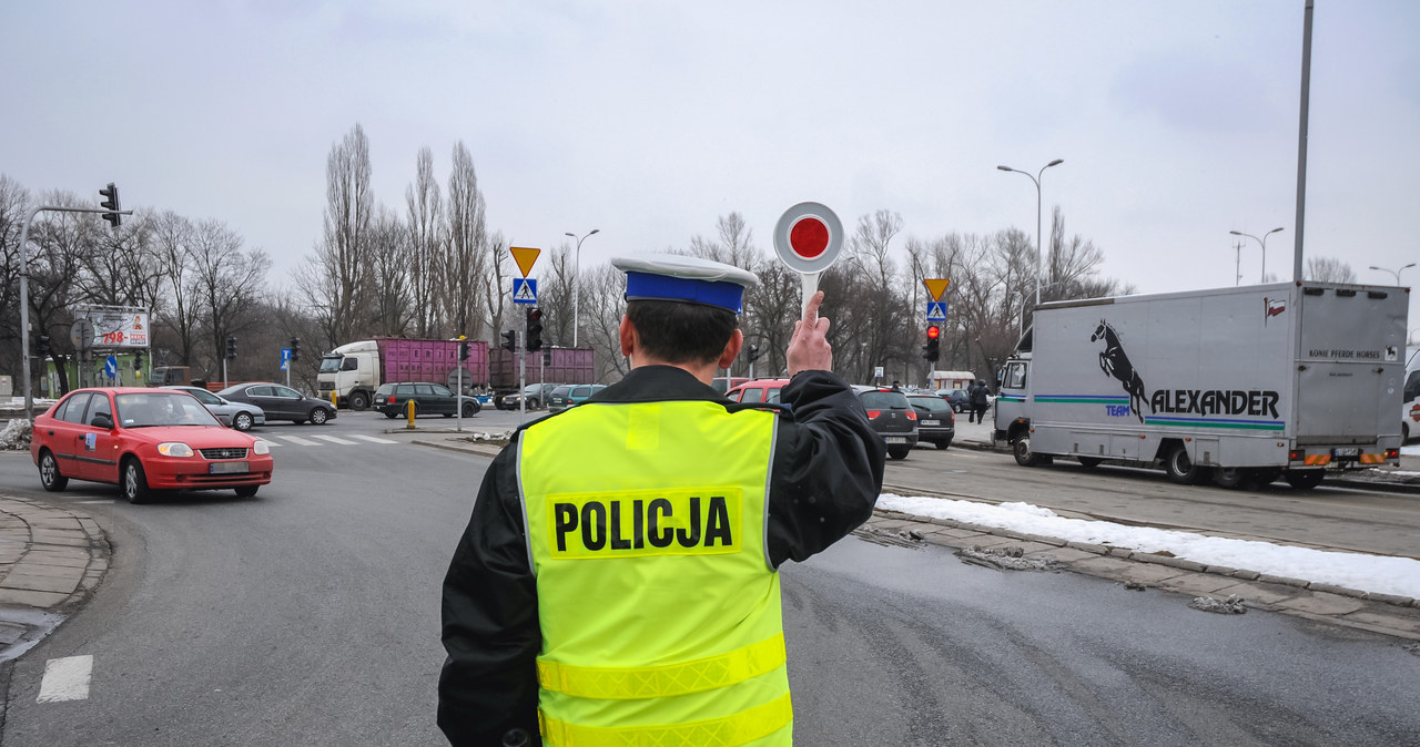 Ponowne zatrzymanie pojazdu bez dowodu rejestracyjnego może wiązać się z zakazem dalszej jazdy oraz odholowaniem pojazdu na parking. /123RF/PICSEL