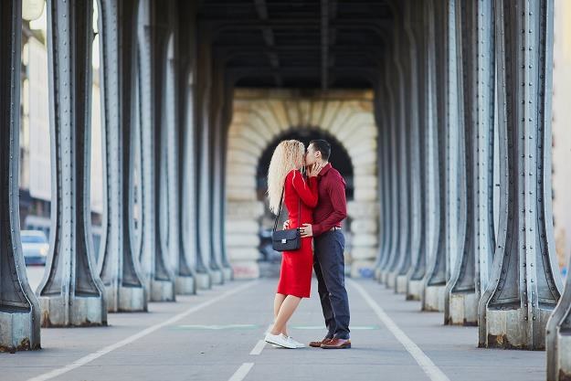 Pont de Bir-Hakeim w Paryżu - para zakochanych /&copy;123RF/PICSEL