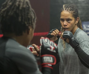 "Poobijana": Reżyserski debiut Halle Berry w ofercie Netfliksa [ZWIASTUN]  