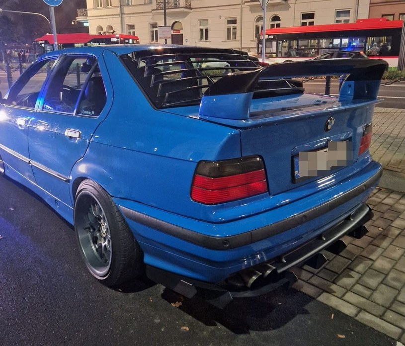 Poolicjanci z Lublina zwrócili szczególną uwagę na niebieskie BMW wyróżniające się mocno stuningowanym wyglądem. /fot. lubelska.policja.gov.pl /Policja