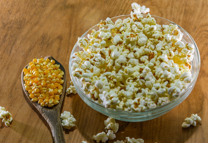 Popcorn można przygotować samodzielnie w domu z ziaren kukurydzy /123RF/PICSEL