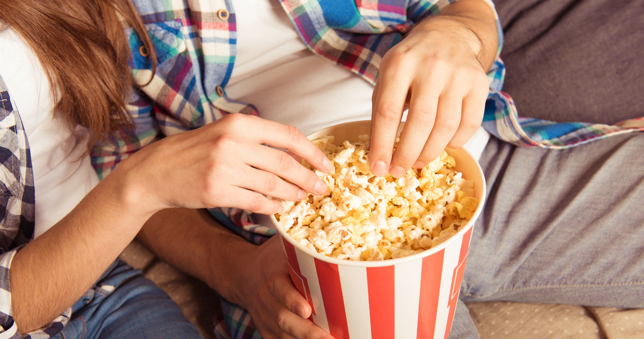 Popcorn zawiera bardzo dużo soli i niezdrowego tłuszczu /123RF/PICSEL