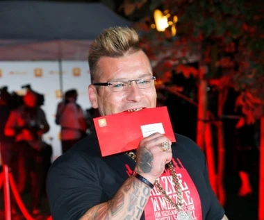 Popek i Matheo są "Poza zasięgiem": Posłuchaj i sprawdź tekst