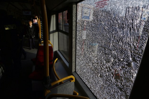 Popękane szyby uszkodzonego tramwaju linii numer 17 /Tomasz Gzell /PAP