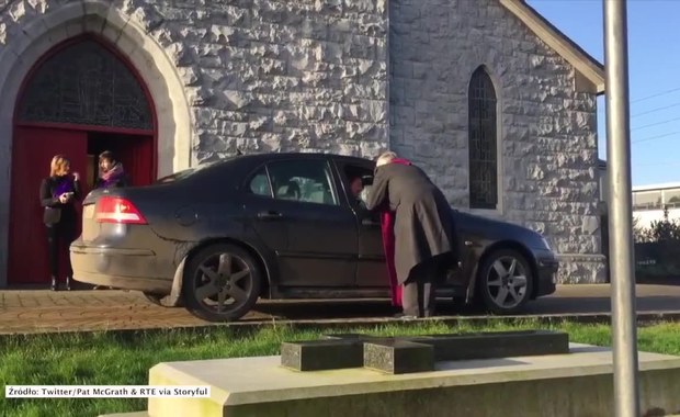 ​Popielcowy "drive-thru". Ksiądz posypuje głowy kierowcom