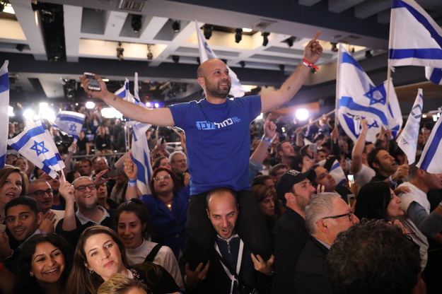 Popierający Benjamina Gantza cieszą się z wyniku jednego z sondaży exit poll. Są one jednak rozbieżne - według innych zwycięża Likud Benjamina Netanjahu. /ABIR SULTAN /PAP/EPA
