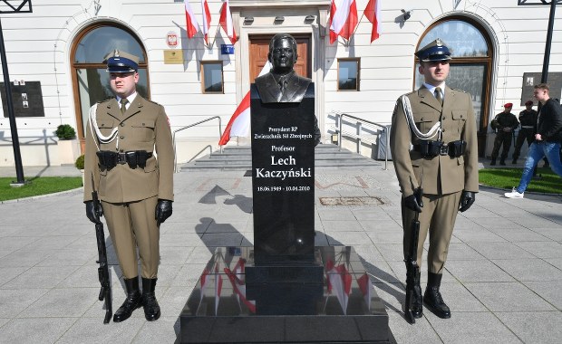 Popiersia Kaczyńskiego nie ma już przed budynkiem Dowództwa Garnizonu