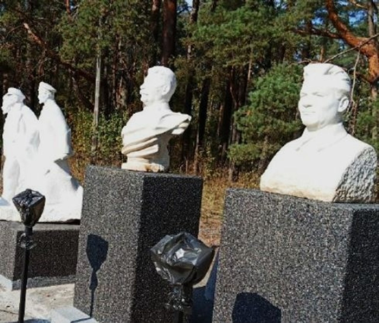 Popiersia Stalina i Dzierżyńskiego ustawione nad grobami Polaków