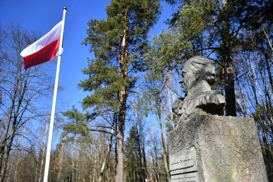 Popiersie Józefa Wybickiego na terenie Muzeum Hymnu Narodowego w Będominie /Adam Warżawa /PAP