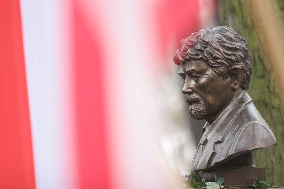 Popiersie płk. Ryszarda Kuklińskiego w krakowskim Parku im. dr H. Jordana /Jacek Bednarczyk /PAP