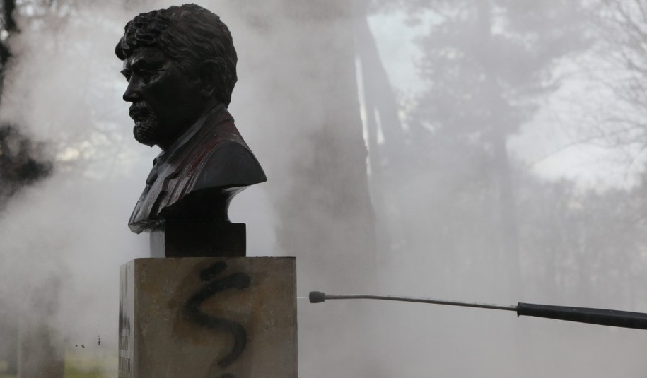 Popiersie płk. Ryszarda Kuklińskiego w Parku im. H. Jordana w Krakowie zniszczone przez wandali /Stanisław Rozpędzik /PAP