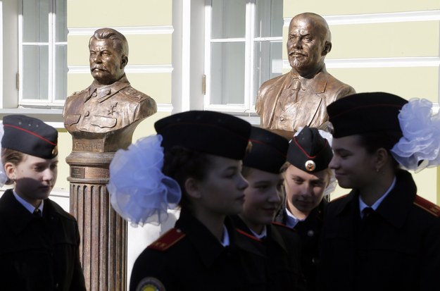 Popiersie Stalina i Lenina /MAXIM SHIPENKOV    /PAP/EPA