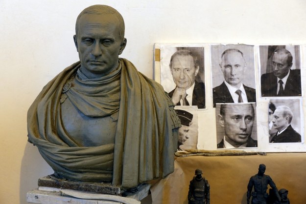 Popiersie Władimira Putina z brązu, wzorowane na rzeźbach rzymskich imperatorów. Trafi na wystawę w St. Petersburgu /ANATOLY MALTSEV  /PAP/EPA