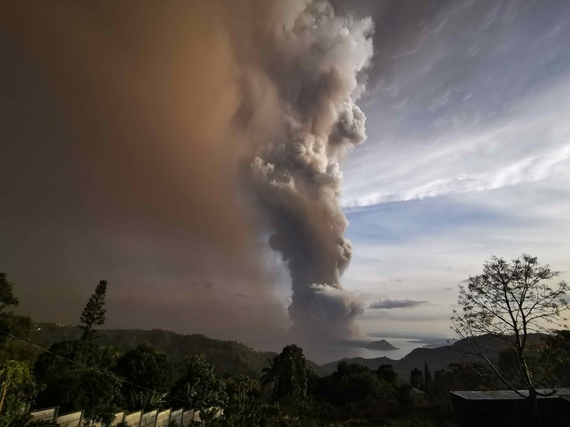 Popiół wulkaniczny spadł na miasta kilka kilometrów od wulkanu /PAP/EPA