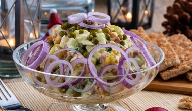 Popisowa sałatka wielkanocna. Wygląda obłędnie, smakuje jeszcze lepiej