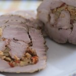 Popisowy obiad na Wielkanoc. Faszerowana rolada rozpływa się w ustach i szybko znika z talerzy