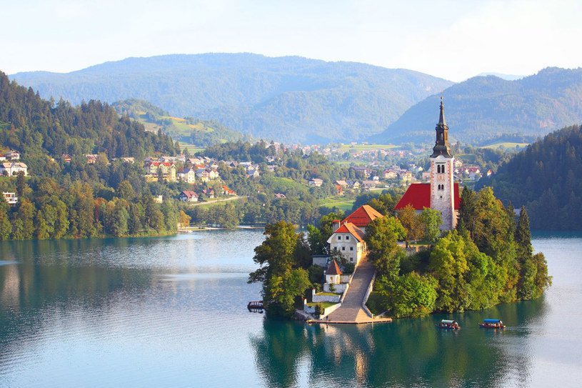 Popłyń łodzią na wyspę na jeziorze Bled, opisywanym przez narodowego poetę jako "drugi Eden, pełen czaru i uroku", gdzie sprzed kościoła rozpościera się jeden z najpiękniejszych widoków na Alpy. /123RF/PICSEL