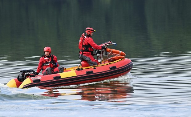Popłynął po dryfującą łódź i zniknął pod wodą. Tragedia na Mazurach