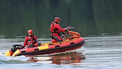 Popłynął po dryfującą łódź i zniknął pod wodą. Tragedia na Mazurach