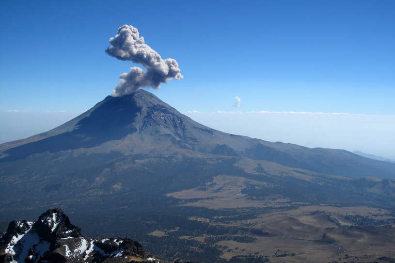 Popocatépetl, (znany też jako El Popo lub Don Goyo)  to czynny stratowulkan na Wyżynie Meksykańskiej /East News