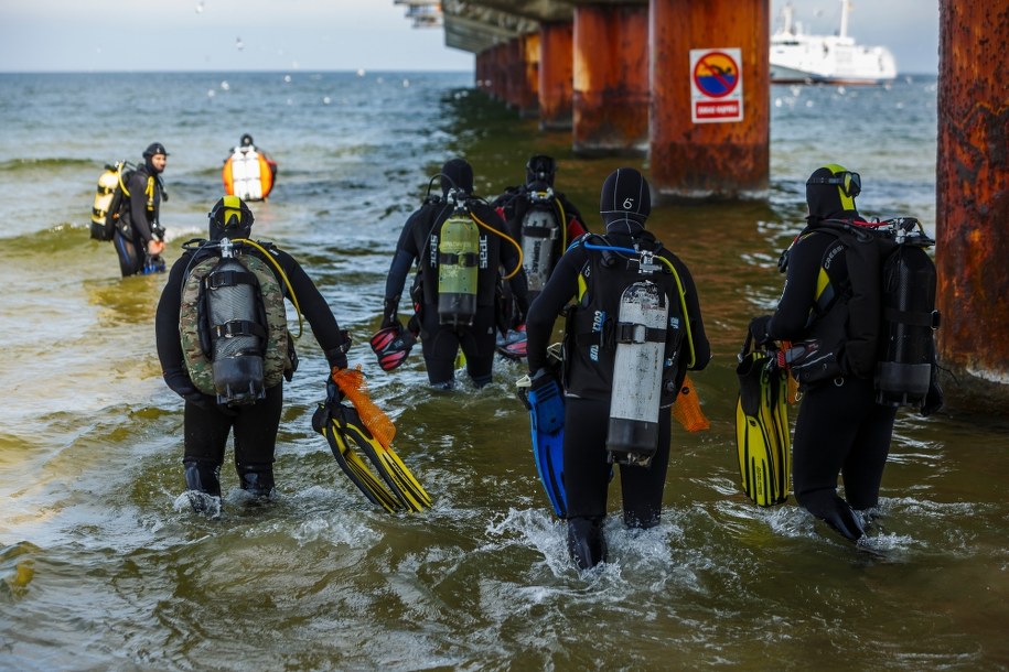 Popołudniu nurkowi zeszli do morza, żeby je oczyścić z plastikowych śmieci /Greenpeace /Materiały prasowe