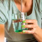 Poprawia nawodnienie, wspiera pracę mięśni. Kiedy i dlaczego warto wypić wodę z solą?