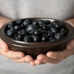 Poprawiają pracę mózgu, chronią przed demencją. Te trzy produkty kupuj i jedz regularnie