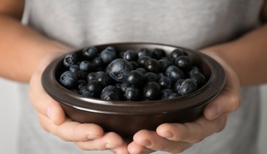Poprawiają pracę mózgu, chronią przed demencją. Te trzy produkty kupuj i jedz regularnie