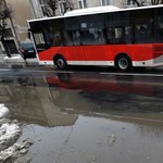 Poprawiają się warunki na drogach. Gdzie jest ślisko?