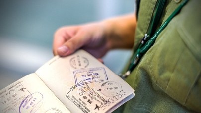 Poprawił długopisem stemple w paszporcie, bo były niewyraźne