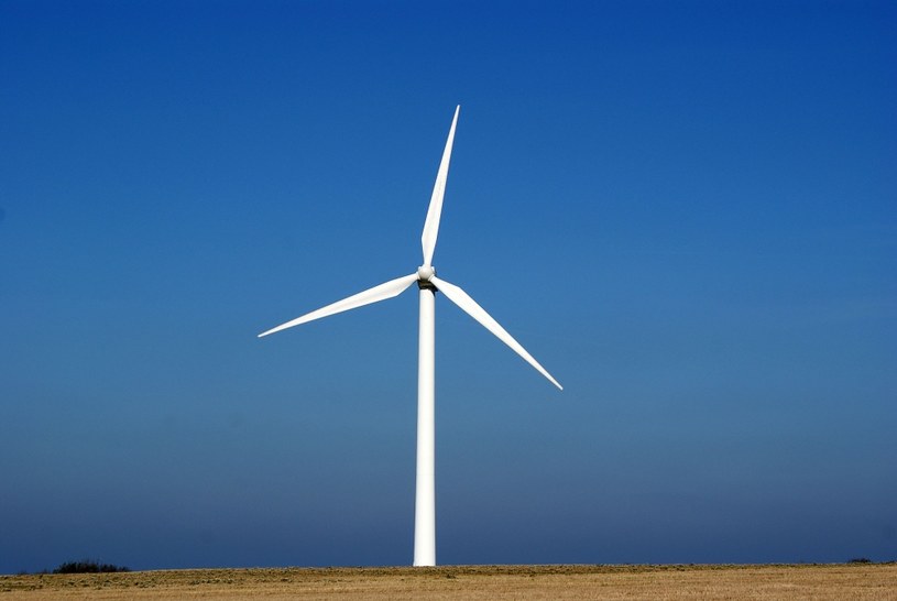 Poprawka zakłada, że co najmniej 10 proc. energii produkowanej przez farmy wiatrowe ma trafić do lokalnej społeczności /123RF/PICSEL