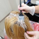 Poproś fryzjera o ten odcień blondu. Odejmuje lat i jest ultramodny 