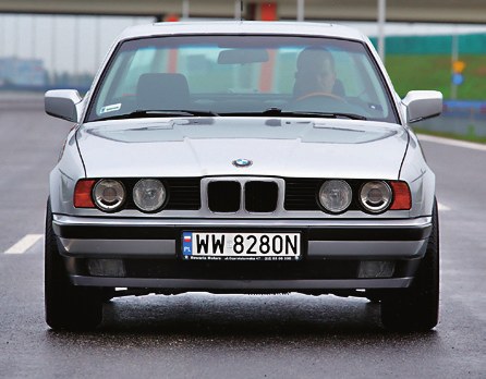 Poprzednia generacja: BMW E34. Były dwie wersje V8: 530i/218 KM oraz 540i/285 KM /Motor