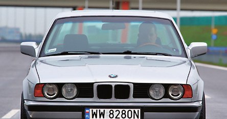 Poprzednia generacja: BMW E34. Były dwie wersje V8: 530i/218 KM oraz 540i/285 KM /Motor