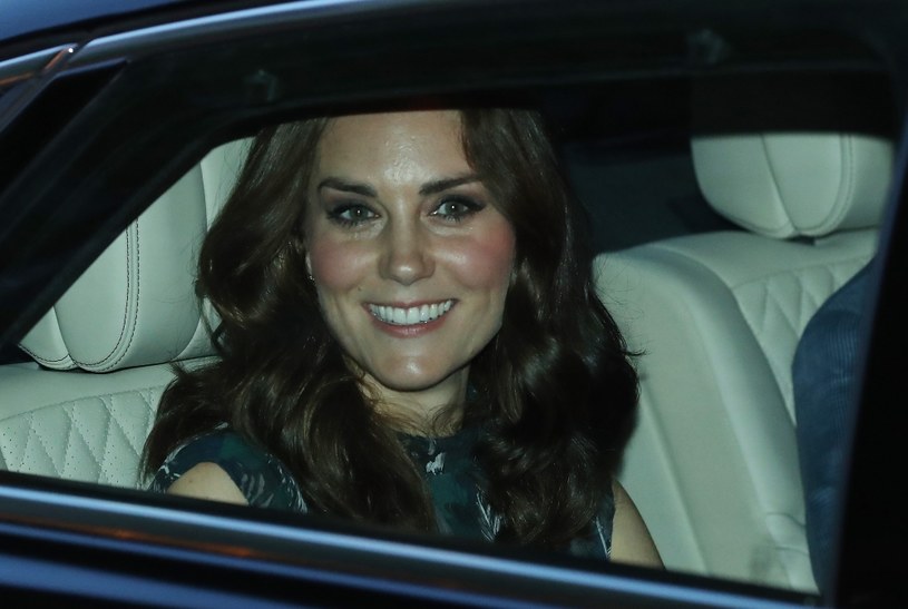 Poprzednie zdjęcia księżnej Kate z aut są wyraźne. Najnowsze fotografie Kate są przepełnione szumami graficznymi i trudno dostrzec na nich twarz księżnej / Sean Gallup / Staff /Getty Images