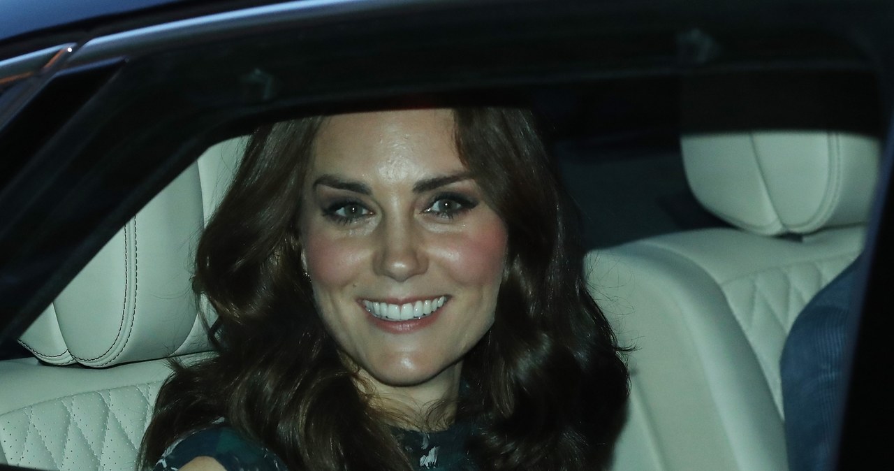 Poprzednie zdjęcia księżnej Kate z aut są wyraźne. Najnowsze fotografie Kate są przepełnione szumami graficznymi i trudno dostrzec na nich twarz księżnej / Sean Gallup / Staff /Getty Images