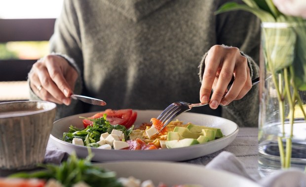 Popularna dieta może przyspieszać starzenie. Są nowe badania
