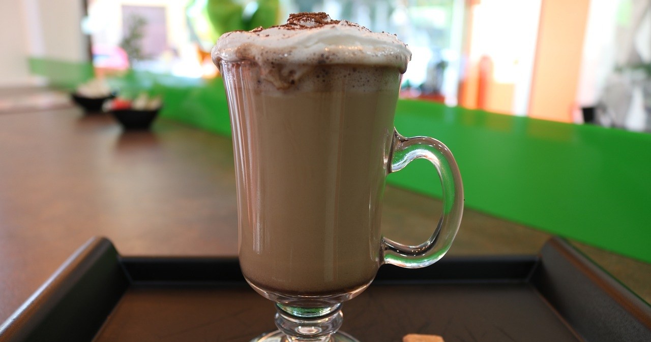 Popularna kawa latte to prawdziwa bomba kaloryczna /Pixabay.com
