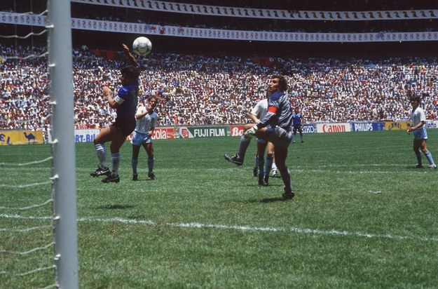 Popularna "Ręka Boga" w meczu między Argentyną a Anglią (Meksyk, 1986) /PAP/DPA