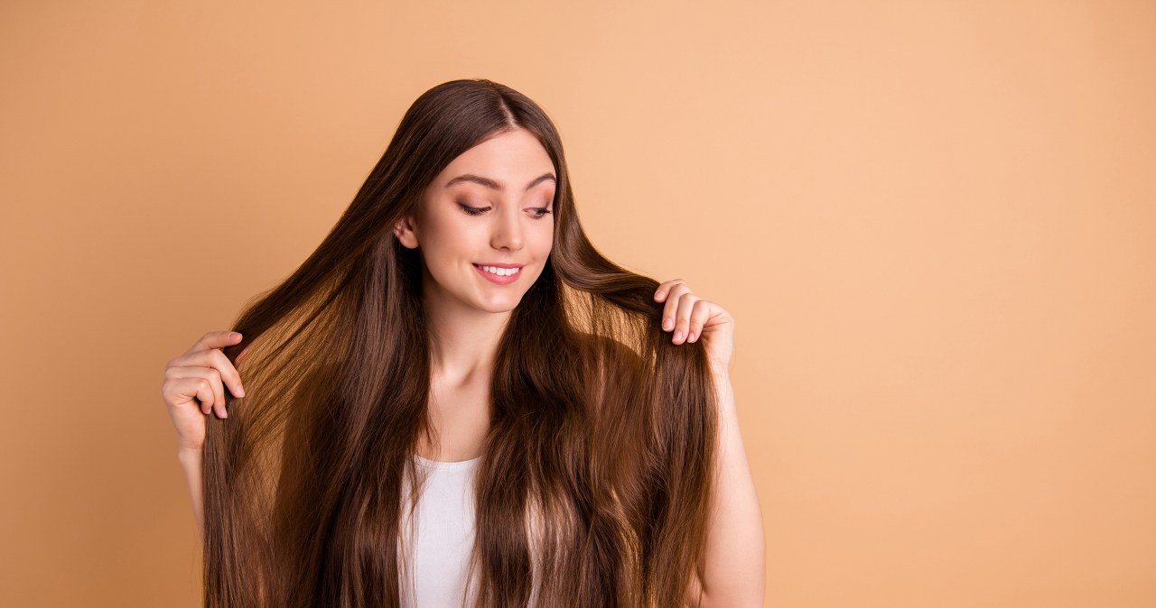 Popularne dodatki do wypieków pomogą również zadbać o wygląd zewnętrzny. Dodanie miodu czy sody oczyszczonej do szamponu do włosów sprawi, że staną się gładkie i miękkie. /Pixel