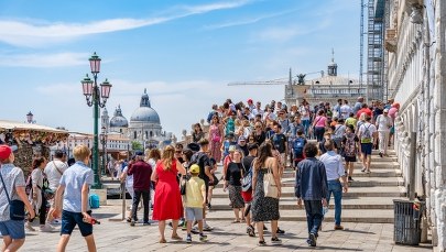 Popularne europejskie miasta szukają sposobów na zahamowanie rosnącej liczby turystów