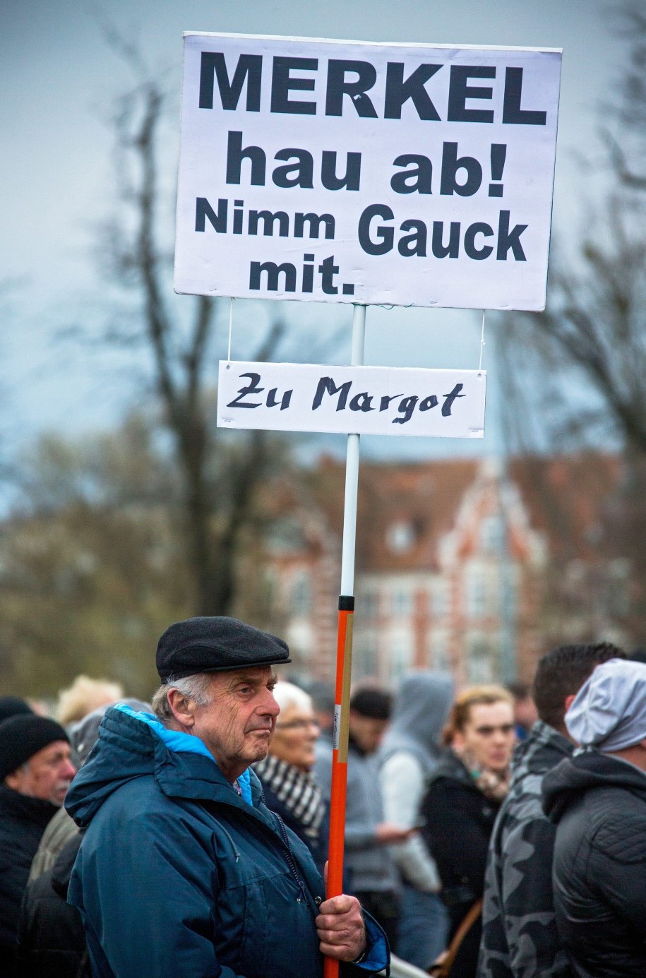 Popularność Merkel spada, a koalicjanci domagają się zmiany polityki /JENS BUETTNER    /PAP/EPA