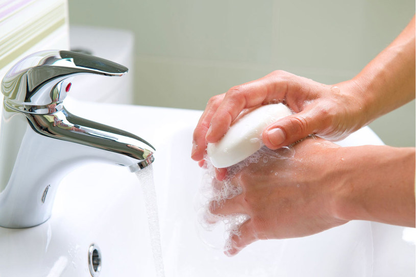 Popularność odzyskują mydła w kostce, bo są inne niż kiedyś. Sprawdź, co jeszcze powinnaś wiedzieć, zanim umyjesz dłonie. /123RF/PICSEL