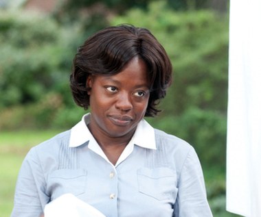 Popularność przyniosła Davis rola w filmie "Służące". Po latach, w wywiadzie dla magazynu "Vanity Fair", aktyorka stwierdziła, że występ w obrazie Tate'a Taylora postrzega dziś jako swego rodzaju zdradę własnych wartości, gdyż obraz ten został stworzony w "zbiorniku systemowego rasizmu". Aktorka wcieliła się w filmie w Aibileen Clark, pomoc domową pracującą dla jednej z dobrze sytuowanych białych rodzin w latach 60. XX wieku. Jak zaznacza Davis, narracja produkcji skupia się na "białych głosach" i do białej widowni jest skierowana.

"Ten film pokazuje jakieś wyobrażenie o tym, jak to jest być czarnym, zupełnie jakbyśmy byli jednorodną grupą. Biali widzowie otrzymują więc naukową lekcję, a po seansie mogą sobie o tym podyskutować. Ale nie poruszy ich to, kim naprawdę byliśmy. Jakaś część mnie czuje, że zdradziłam samą siebie i swoich ludzi, ponieważ zagrałam w filmie, który nie był gotowy opowiedzieć całej prawdy" - wyznała gwiazda.
